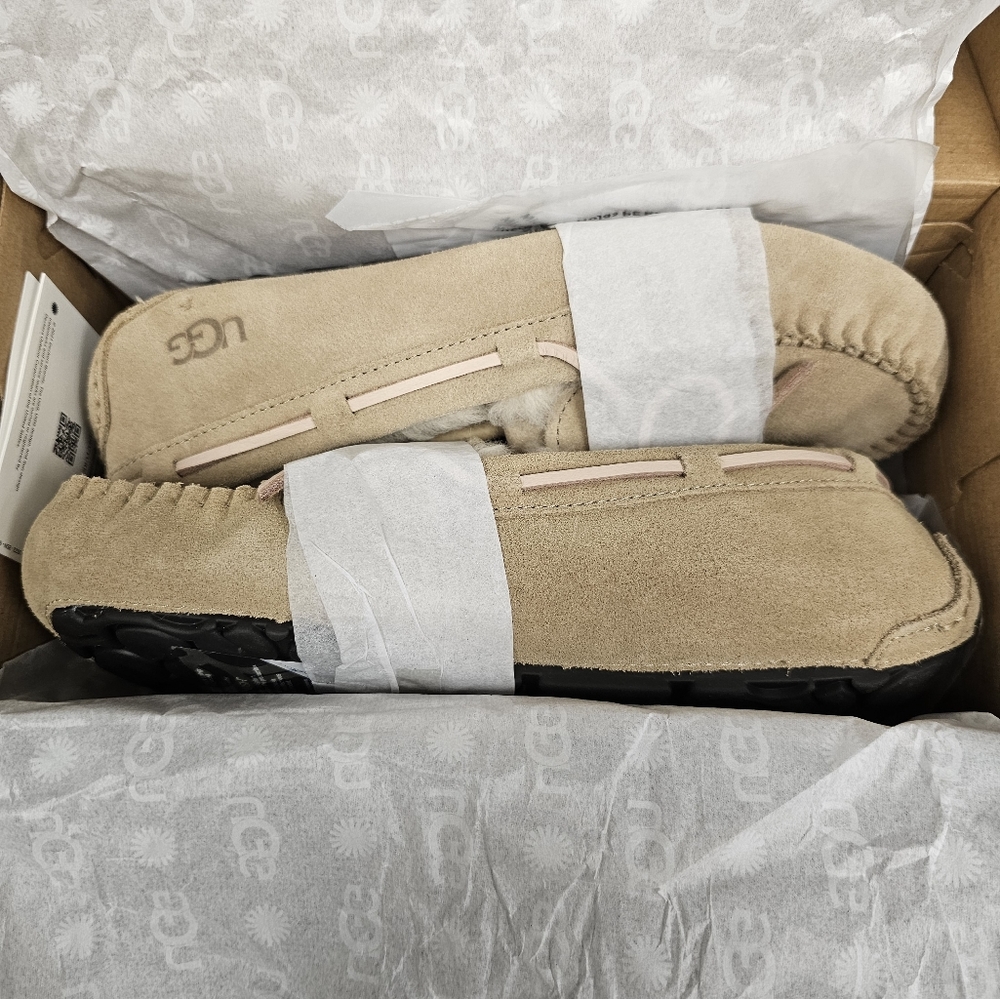 Ugg - Dakota size 7